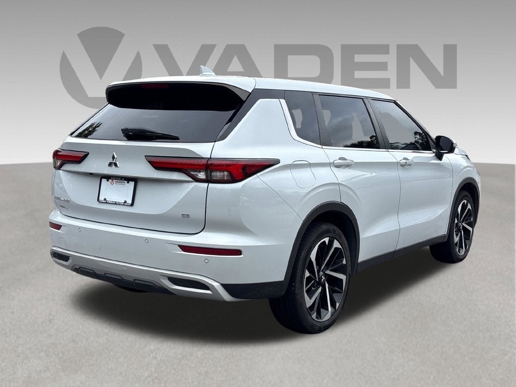2023 Mitsubishi Outlander Base