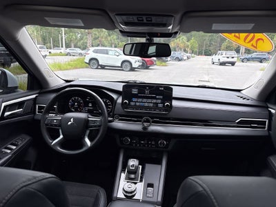 2023 Mitsubishi Outlander Base