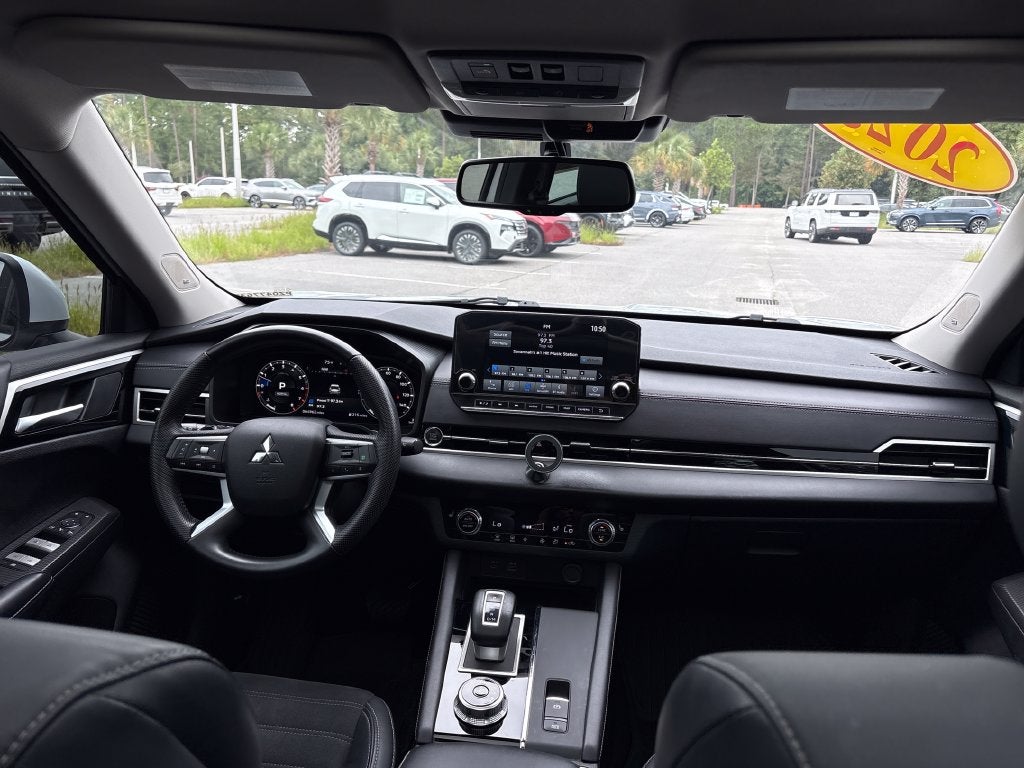2023 Mitsubishi Outlander Base