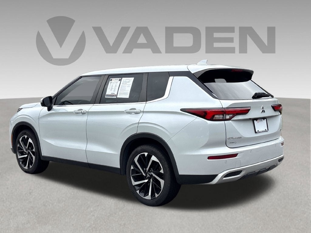 2023 Mitsubishi Outlander Base