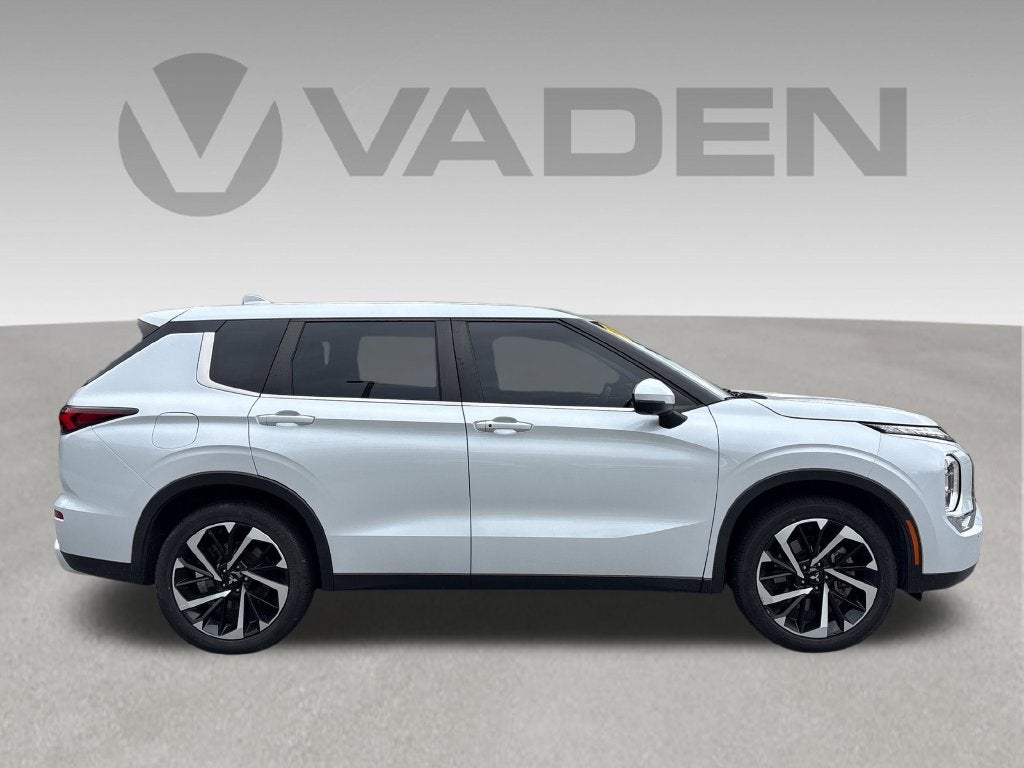 2023 Mitsubishi Outlander Base