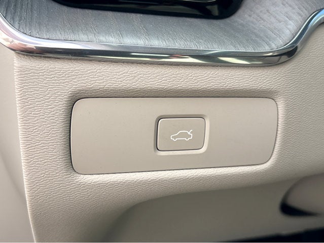2023 Volvo XC60 Ultimate Bright Theme