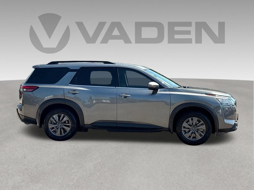 2022 Nissan Pathfinder Base