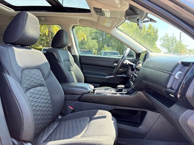 2022 Nissan Pathfinder Base